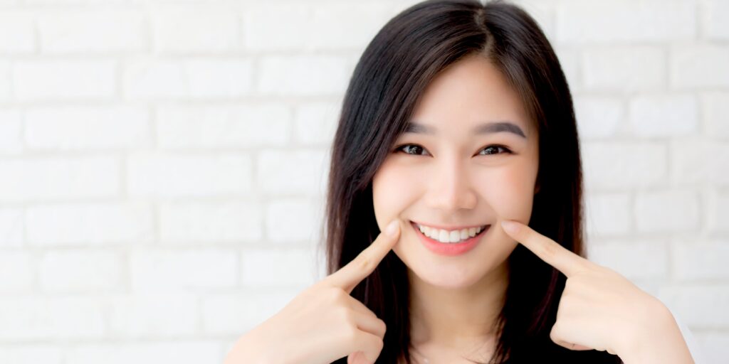 <img src="senyum-cerah.webp" alt="gigi putih"/>